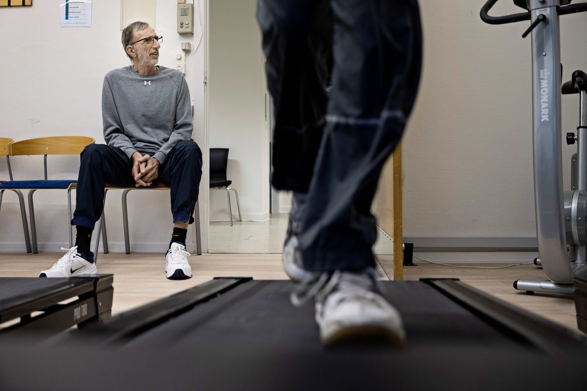 Per Jørgensen tager et hvil på en stol