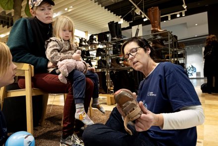 Her får Anna Gæmelke vejledning om, hvordan hun bedst støtter sin datter, der er hypermobil. 